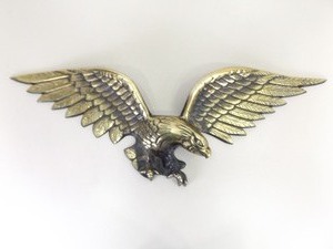 lot 25 image: Large Cast Metal Eagle Wall Hanger