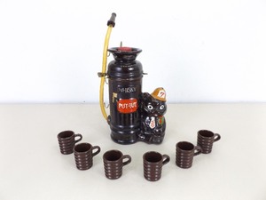 lot 47 image: Vintage Porcelain Gopher Whiskey Put Out Service with 6 Shot Glasses