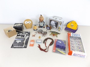 lot 49 image: Lot of Misc. Vintage etc. Novelty Items