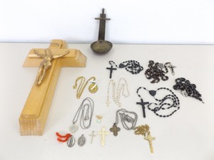 lot 70 image: Lot of Vintage Rosaries, and Other CatholicChristian etc. Items