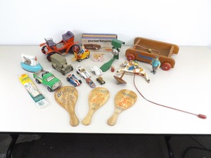 lot 77 image: Lot of Vintage Toys