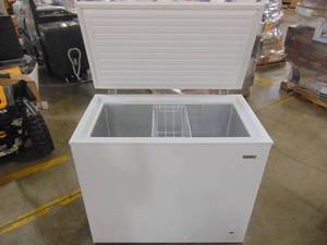 lot 9 image: Idylis 7.1-cu ft Chest Freezer (White) IF71CM33NW