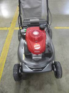 lot 348 image: Honda 21 in. Steel Deck Electric Start Gas Walk Behind Self Propelled Mower with Clip Director HRR216VLA