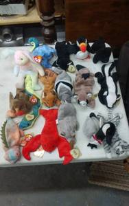 lot 43 image: 16-Beanie Babies