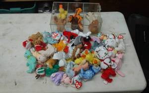 lot 59 image: Lot Of Assorted Beanies