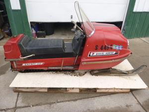 lot 4 image: Vintage 1970 Wheel Horse Safari 335 Snowmobile