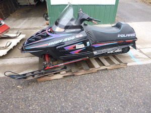 lot 5 image: 1995 Polaris Indy 500 Snowmobile