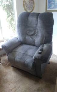 lot 1 image: Power Lift Recliner Chair - Works