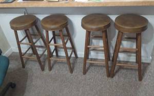 lot 33 image: 4-Stools 28