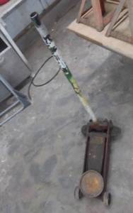 lot 61 image: 2-Ton Hydraulic Jack