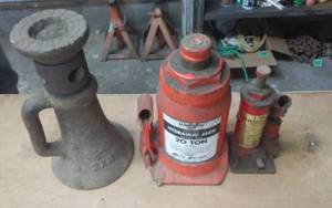 lot 63 image: 20-Ton Jack, 2-Ton Jack, Screw Jack