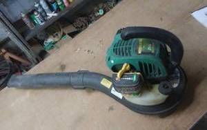 lot 75 image: Weed Eater 25cc Gas Blower