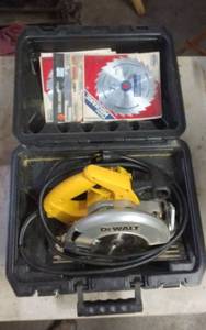 lot 80 image: Dewalt DW 362 7 14 Circular Saw With 4-New Blades