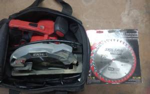 lot 93 image: Skil 7 14 Saw With Blades