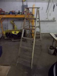 lot 186 image: 6 Ft Wood Ladder