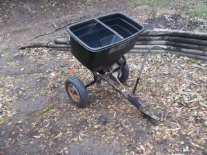 lot 215 image: Agrifab160 Pull Behind Spreader