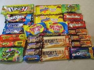 lot 115 image: Lot of Assorted Candy  B-2...