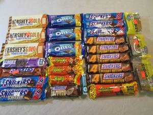 lot 118 image: Lot of Assorted Candy  B-2...