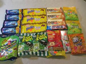 lot 126 image: Lot of Assorted Candy  B-3...