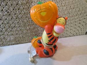 lot 158 image: Tigger with Pumkins Night Light 14...