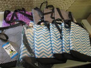 lot 252 image: Lot of 11 Wine Tote Bags  D-2...