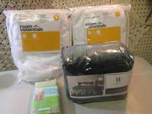 lot 253 image: 2 Microfiber Full Size Mattress Pad...