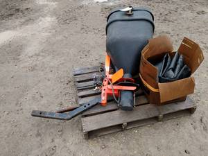 lot 8 image: Salt Dogg Heavy Duty Tailgate Salt ...