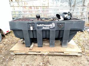 lot 7 image: Salt Dogg Model SHPE2000 8 Poly Sp...