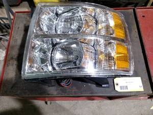 lot 51 image: 2007 Chevrolet 2500 HD Left Side Headlight Assembly