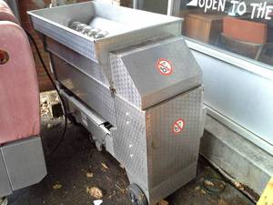 lot 13 image: 2002 Destmer Lugana 3-Phase Grape Crusher
