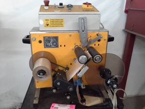 lot 4 image: 2000 MEB Bottle Labeler