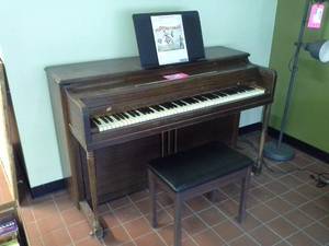 lot 122 image: Lester Piano Company Betsy Ross Spinet Piano, Piano Bench