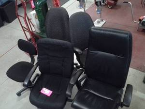 lot 188 image: Lot of (5) Swivel Rolling Office Arm Chairs