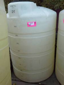 lot 18 image: 500-Gallon Poly Storage Tank with Lid