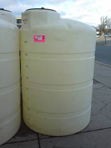 lot 21 image: 500-Gallon Poly Storage Tank with Lid