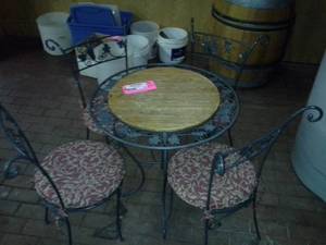 lot 340 image: Round Metal Patio Table with Wood Insert, 4-Metal Padded Patio Chairs