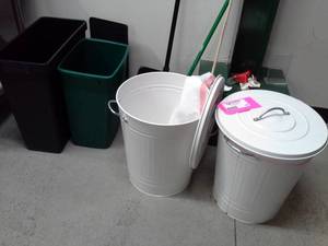 lot 200 image: Plastic Garbage Cans, Metal Garbage Cans with Lids