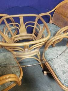 lot 4 image: Kitchen Table &amp Chairs