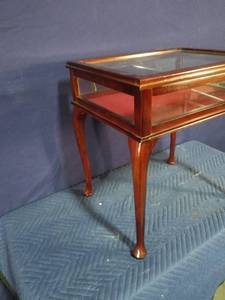 lot 5 image: End Table Display Case