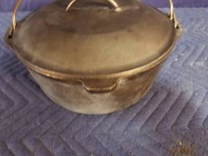 lot 14 image: Lodge 5 Qt Dutch Oven