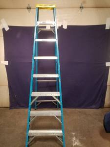 lot 23 image: 8 Foot Ladder