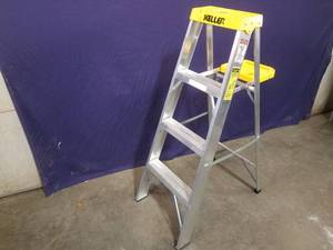 lot 24 image: 4 Foot Ladder