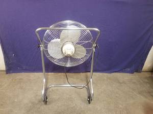 lot 25 image: Coast Air 3-Speed Fan