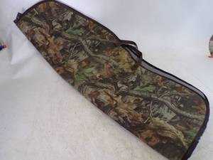 lot 28 image: Bow Case