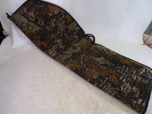 lot 29 image: Bow Case