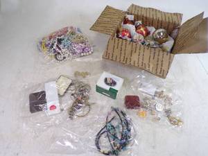 lot 48 image: Vintage Christmas Decorations and Jewelry