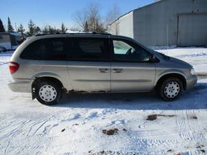 lot 4 image: 2003 Chrysler Van