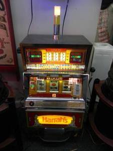 VINTAGE ORIGINAL HARRAHS LAKE TAHOE 25 CENT SLOT MACHINE - MADE BY BALLY MANUFACTURING CORP. SERIES E - NEEDS COIN ADJUSTMENT OTHERWISE WORKS GREAT - SIMILAR SELLING FOR $700.00 PLUS - SEE PICTURES