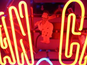 VERY COOL MAN CAVE NEON LIGHT WITH CAVE MAN - WORKS - VERY COOL - APPROX 28 BY 14 - SEE PICTURES