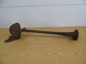 lot 67 image: Car Horn